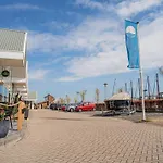 Harbour At Uitgeestermeer View Bådhotel