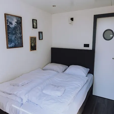 Botel Modern Houseboat With Air Conditioning Located In Marina Uitgeest