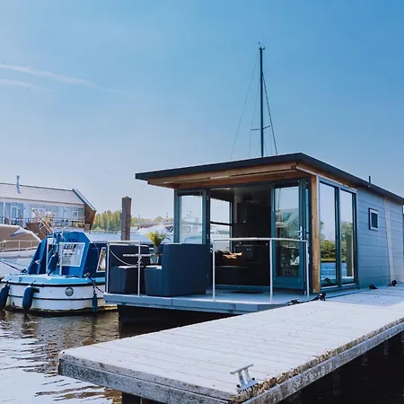 Modern Houseboat With Air Conditioning Located In Marina Úszó hotel 3*