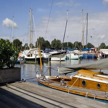 Modern Houseboat With Air Conditioning Located In Marina Botel